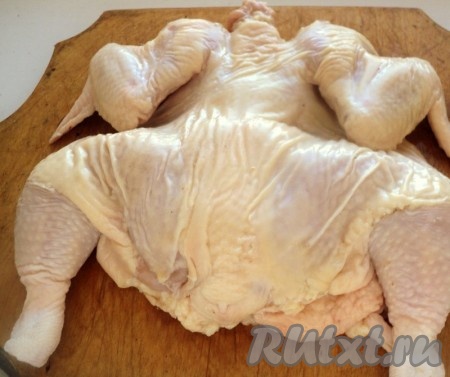Подготовить курицу. Тушку разрезать вдоль по грудке, хорошо промыть.