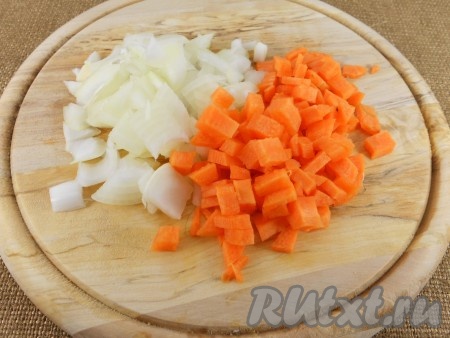 Лук и морковь нарезать небольшими кубиками.