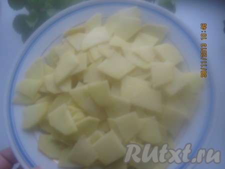 Картофель нарезать тонкими пластинками.