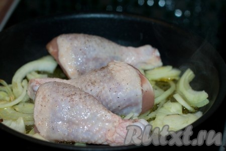 Разогреваем на сковороде масло. Нарезаем полукольцами (крупно) лук и выкладываем в сковороду. Туда же выкладываем курицу, приправленную солью и перцем. 
