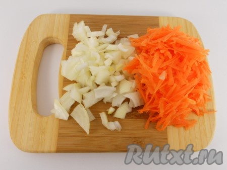 Лук очистить и нарезать, морковь натереть на крупной терке.
