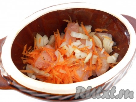 В горшочек влить растительное масло и выложить куриное филе. Сверху - подготовленные лук и морковь. Посыпать солью, специями для курицы.