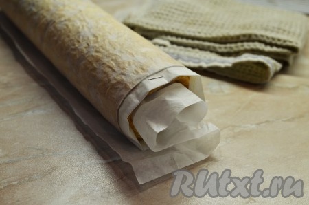 Когда бисквит будет готов, вынуть его из духовки, накрыть пергаментной бумагой, чистым влажным полотенцем, и свернуть в рулет (стороной, которая поменьше). И оставить так до полного остывания.
