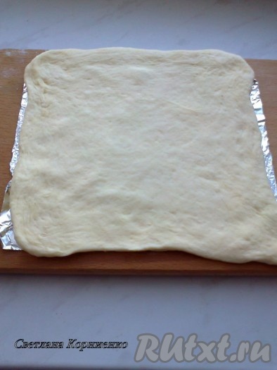 Тесто делим на равные части и раскатываем каждую часть квадратом. Под низ теста можно подстелить бумагу для выпекания  или фольгу по размеру противня, чтобы потом было удобнее переносить тесто на противень.
