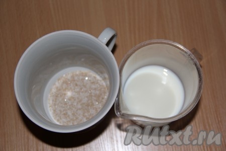 Молоко подогреть до 40 градусов. Затем в тёплом молоке развести дрожжи, добавить 1 столовую ложку сахара, перемешать и оставить опару на 15 минут (до образования "пышной шапки"). 