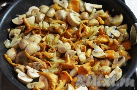 В это время приготовьте начинку. Грибы нарежьте на крупные кусочки, луковицу - полукольцами и мелко чеснок. Лук обжарьте на сливочном и оливковом масле до мягкости, добавьте чеснок, а через несколько минут грибы. Готовьте, помешивая, 10-15 минут, пока жидкость не испарится.
