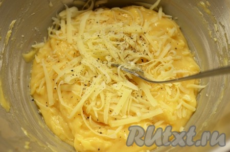 К полученному тесту добавьте 90 грамм сыра, молотый черный перец и соль.
