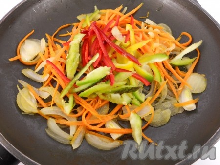 В это время подготовить овощи: лук нарезать полукольцами, перец - длинными полосочками, морковь натереть на терке для корейской моркови. Обжарить все вместе на растительном масле буквально 3-4 минуты.