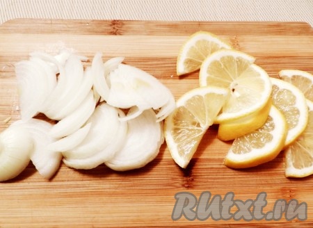 Лук и лимон нарезать тонкими полукольцами. Лук присыпать солью и перцем, перемешать и оставить на несколько минут.