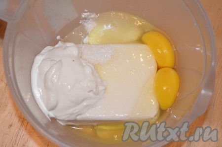 В миску сложить творог, сахар, соль, сметану и яйца. Взбить до однородности.
