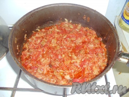 Открыть баночку с солянкой и половину выложить на чистую сковороду, не добавляя масла (оно есть в составе солянки), немного разогреть и добавить томатную пасту, все хорошо перемешать, жарить минуты 2 и выключить.

