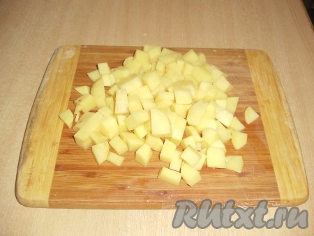 Приготовлени: поставить варить окорочек, пока он варится почистить картошку и порезать её кубиками.