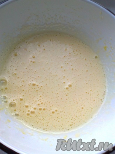 Приготовим бисквит.
Яйца и сахар взбить до  белой консистенции, пока сахар не растворится.