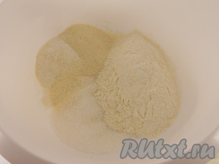 В одной миске смешать сухие ингредиенты для теста: сахар, манку, разрыхлитель, соль и просеянную муку.