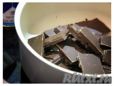 Берём 2 плитки чёрного шоколада, ломаем и складываем в кастрюльку с антипригарным покрытием.