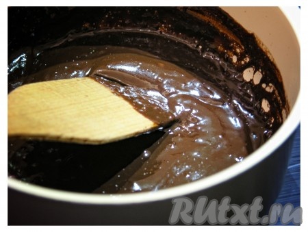 Перемешиваем шоколад и сливки деревянной лопаточкой до однородности, снимаем шоколадную помадку с огня.