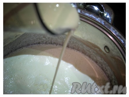 Тонкой струей вливаем сметанно-яичную массу в молоко.
