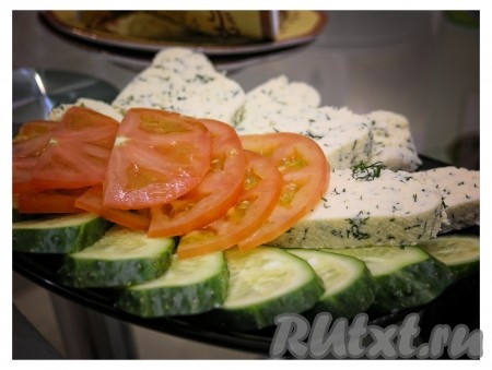 Подавать домашний сыр можно с овощами. Приятного аппетита!
