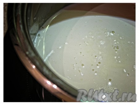 В 1 литре молока растворяем 1,5 столовые ложки мелкой соли и доводим до кипения.
