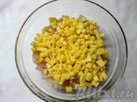 Сыр также нарезать на маленькие кубики и добавить в миску с курицей.