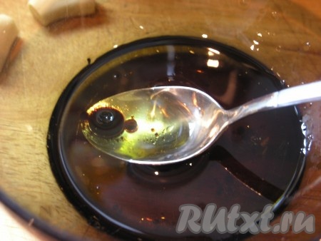 В отдельную чашку выливаем все составляющие соуса (по 0,5 столовые ложки каждого, уксус и оливковое масло - по вкусу). Добавляем мелко нарубленный чеснок. Перемешиваем.
