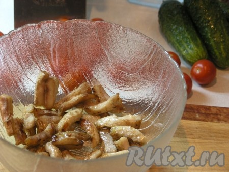 Обжариваем рыбу на подсолнечном масле. Кусочки должны быть длинными и некрупными. В этом салате я использована щуку. Но рыбу можно выбрать любую или вообще заменить ее креветками (салат получается нежнее). 