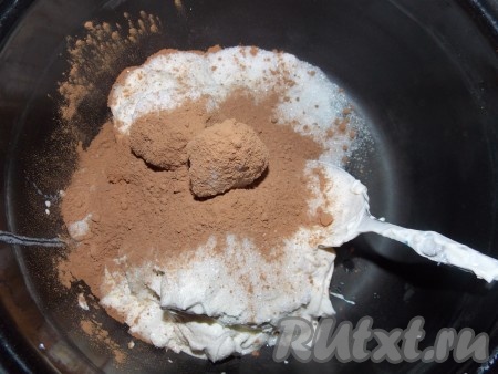 Начнем с приготовления первого слоя десерта. Для этого берем 0,5 литра сметаны, добавляем к ней 200 грамм сахара и 3 чайные ложки какао.
