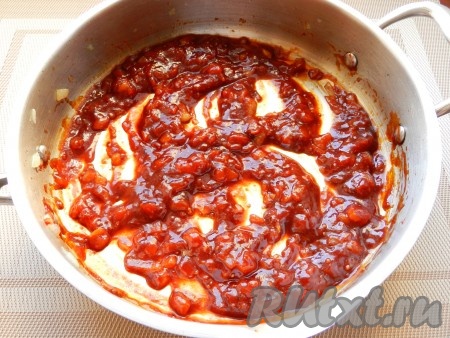 Добавить в сковороду к луку кетчуп (вместо кетчупа можно взять томатный соус), мёд и горчицу. Перемешать и готовить на медленном огне 1-2 минуты, постоянно помешивая, чтобы соус не пригорел. Посолить соус по вкусу. Снять соус с огня и дать немного остыть.