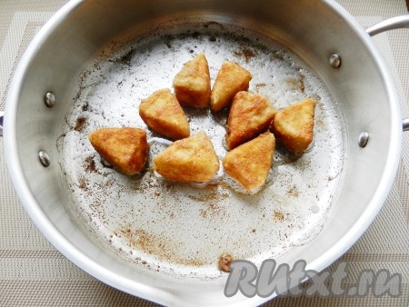 В сковороде разогреть растительное масло и обжарить кусочки сыра камамбер в панировке со всех сторон до румяной корочки в течение примерно 4-5 минут.
