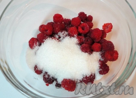 Если вы готовите с замороженной малиной, немного разморозьте её, лишнюю воду слейте. Свежие ягодки промойте, дайте им немного обсохнуть. Смешать малину со 100 граммами сахара.