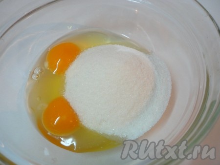 Для начала необходимо взбить яйца с сахаром и ванилином.
