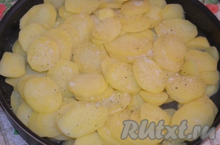 Воду слить, картошку выложить в форму для запекания, посолить и поперчить.