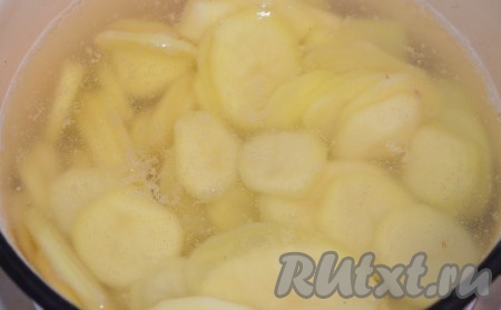 Картошку почистить, нарезать тонкими кольцами. Вскипятить воду и проварить в ней картофель 2 минуты.
