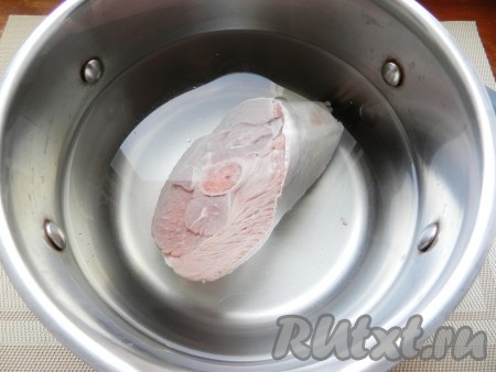 Мясо вымыть, положить в кастрюлю, залить 2,5 литрами воды и поставить варить. Когда вода закипит, снять пену и варить бульон на небольшом огне 1 час.
