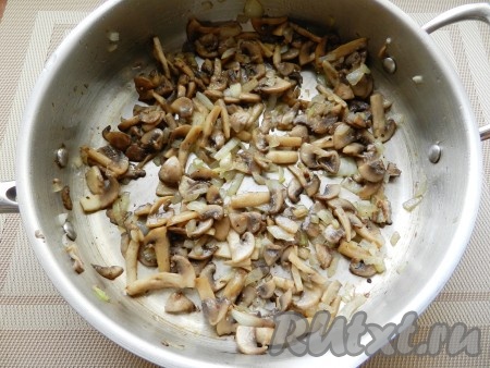 Обжарить грибы с оставшимся луком, посолить и поперчить.