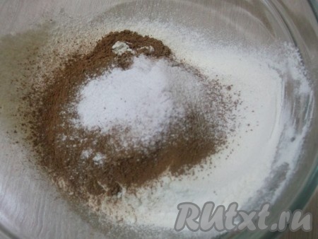 Муку, какао, разрыхлитель смешать вместе в отдельной ёмкости, просеять получившуюся смесь сухих ингредиентов.  