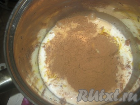 Для приготовления глазури смешать в кастрюле молоко, сливочное масло, сахар и какао, поставить на средний огонь.