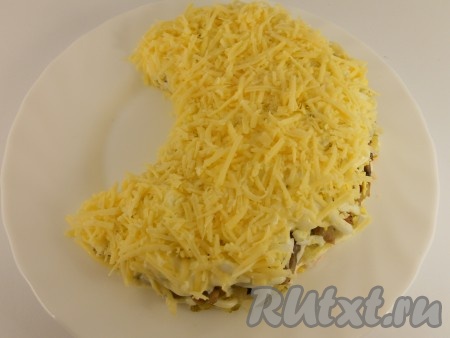 Сыр натереть на крупной терке и выложить сверху салата верхним слоем. Майонезом не смазывать!