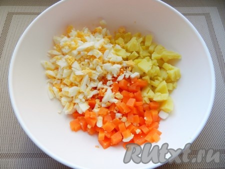 Картофель, морковь и яйца очистить и нарезать кубиками.