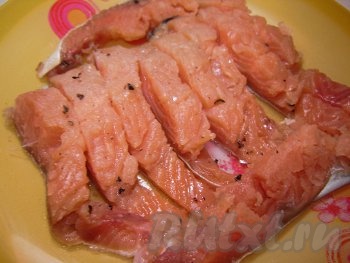 Уложите просоленные кусочки рыбы в посуду и накройте сверху крышкой. Оставьте рыбу на 24 часа для просолки. Нарежьте на порционные кусочки и можете подавать к столу.
