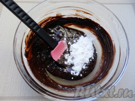 Шоколадно-масляную массу снять с огня, всыпать муку и сахарную пудру, хорошо перемешать.
