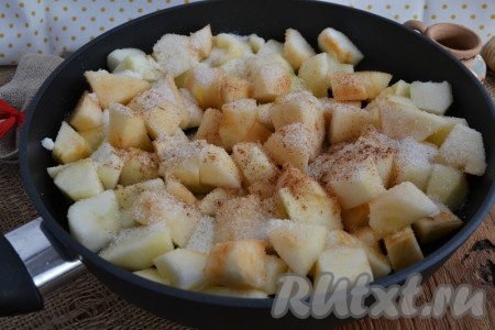 Яблоки почистить, нарезать крупными кусками, выложить на разогретую сковороду, добавить 2-3 ложки сахара и корицу, тушить на среднем огне примерно 5-10 минут.
