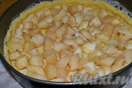 Выложить яблоки равномерно в форму на тесто.
