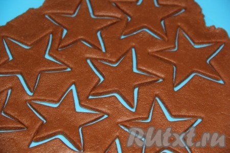  Раскатать тесто скалкой до толщины около 5 мм. Вырезать печенье формочкой в виде звезды.