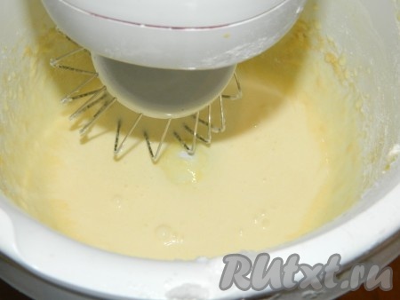 Для того чтобы приготовить начинку, нужно прежде всего аккуратно разделить яйца на белки и желтки. Желтки с сахаром растираем миксером до бела.