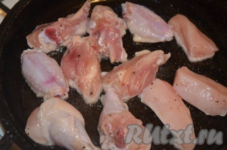 На сковороду, разогретую с растительным маслом, в один слой выкладывать кусочки филе курицы (я стараюсь выкладывать так, чтобы кусочки мяса не соприкасались) и обжаривать их на среднем огне до готовности с двух сторон.