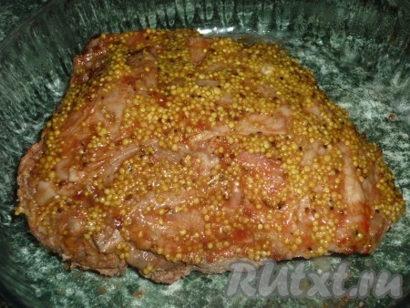 Смазать мясо со всех сторон с помощью кисточки горчицей в зёрнах.