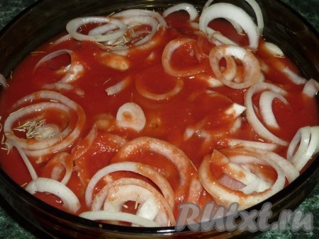 Лук почистить и порезать кольцами, добавить розмарин и любимые приправы к мясу. Залить всё томатным соком и оставить мариноваться на 5-7 часов (лучше на ночь).
