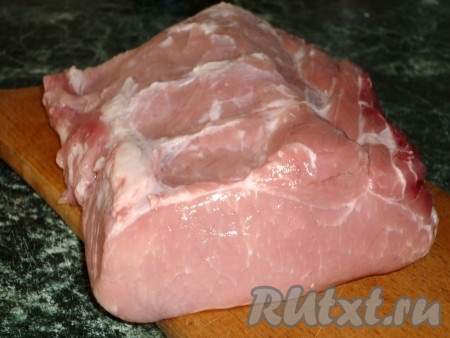 Мякоть свинины лучше брать свежую, если у вас замороженное мясо, то сперва разморозьте его. Лучше всего размораживать мясо медленно, идеально на верхней полке холодильника, тогда оно при разморозке потеряет минимум жидкости и отбивные получатся сочными.