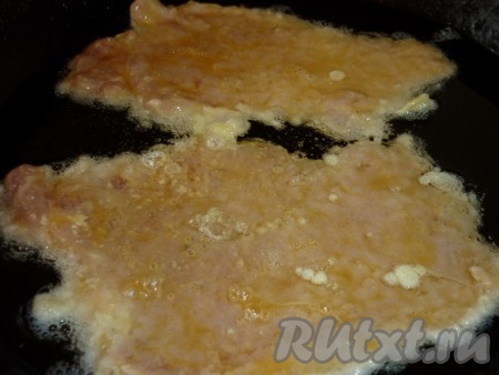 Отбивные из свинины в яичном кляре жарить на хорошо разогретой сковороде с растительным маслом.